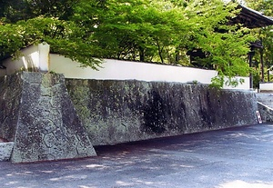 寶福寺山門石垣及び土塀 ほうふくじさんもんいしがきおよびどべい