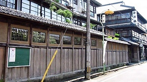 旅館金波楼正門及び塀 りょかんきんぱろうせいもんおよびへい