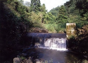 旧美歎水源地水道施設 美歎川上流量水堰