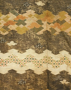 黒紅染分綸子地松皮菱段模様繍箔小袖 くろべにそめわけりんずじまつかわびしだんもようぬいはくこそで