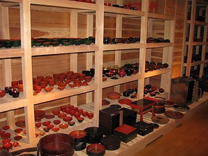 浄法寺の漆掻きと浄法寺塗の用具及び製品 じょうほうじのうるしかきとじょうほうじぬりのようぐおよびせいひん