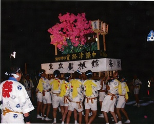 弥彦神社燈篭おしと舞楽