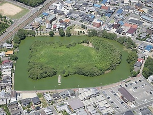 百舌鳥古墳群<br />
　いたすけ古墳<br />
　長塚古墳<br />
　収塚古墳<br />
　塚廻古墳<br />
　文珠塚古墳<br />
　丸保山古墳<br />
　乳岡古墳<br />
　御廟表塚古墳<br />
　ドンチャ山古墳<br />
　正楽寺山古墳<br />
　鏡塚古墳<br />
　善右ヱ門山古墳<br />
　銭塚古墳<br />
　グワショウ坊古墳<br />
　旗塚古墳　　　　　　　　　　　　　　　　<br />
　寺山南山古墳<br />
　七観音古墳<br />
　御廟山古墳内濠<br />
　ニサンザイ古墳内濠 もずこふんぐん<br />
　いたすけこふん<br />
　ながつかこふん<br />
　おさめづかこふん<br />
　つかまわりこふん<br />
　もんじゅづかこふん<br />
　まるほやまこふん<br />
　ちのおかこふん<br />
　ごびょうおもてづかこふん<br />
　どんちゃやまこふん<br />
　しょうらくじやまこふん<br />
　かがみづかこふん<br />
　ぜんえもんやまこふん<br />
　ぜにづかこふん<br />
　ぐわしょうぼうこふん<br />
　はたづかこふん<br />
　てらやまみなみやまこふん<br />
　しちかんのんこふん<br />
　ごびょうやまこふんないごう<br />
　にさんざいこふんないごう