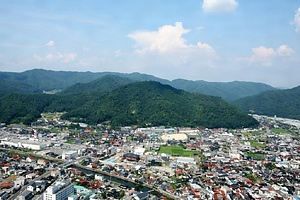 毛利氏城跡<br />
　多治比猿掛城跡<br />
　郡山城跡 もうりししろあと<br />
　たじひさるがけじょうあと<br />
　こおりやまじょうあと