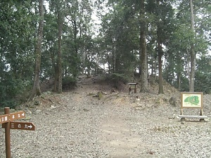 毛利氏城跡<br />
　多治比猿掛城跡<br />
　郡山城跡 もうりししろあと<br />
　たじひさるがけじょうあと<br />
　こおりやまじょうあと