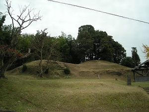 八女古墳群<br />
　乗場古墳<br />
　石人山古墳<br />
　岩戸山古墳<br />
　善蔵塚古墳<br />
　弘化谷古墳<br />
　丸山塚古墳<br />
　丸山古墳<br />
　茶臼塚古墳 やめこふんぐん<br />
　のりばこふん<br />
　せきじんさんこふん<br />
　いわとやまこふん<br />
　ぜんぞうづかこふん<br />
　こうかだにこふん<br />
　まるやまづかこふん<br />
　まるやまこふん<br />
　ちゃうすづかこふん