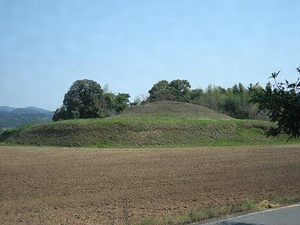 八女古墳群<br />
　乗場古墳<br />
　石人山古墳<br />
　岩戸山古墳<br />
　善蔵塚古墳<br />
　弘化谷古墳<br />
　丸山塚古墳<br />
　丸山古墳<br />
　茶臼塚古墳 やめこふんぐん<br />
　のりばこふん<br />
　せきじんさんこふん<br />
　いわとやまこふん<br />
　ぜんぞうづかこふん<br />
　こうかだにこふん<br />
　まるやまづかこふん<br />
　まるやまこふん<br />
　ちゃうすづかこふん