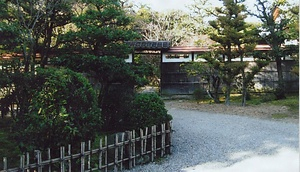 名古屋市東山荘庭門及び塀 なごやしとうざんそうにわもんおよびへい