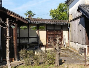 旧石橋家住宅北塀 きゅうきゅういしばしけじゅうたくきたべい