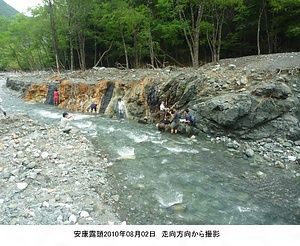 大鹿村の中央構造線（北川露頭・安康露頭） おおしかむらのちゅうおうこうぞうせん（きたがわろとう・あんこうろとう）