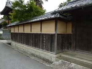 小泉家住宅表門及び表塀 こいずみけじゅうたくおもてもんおよびおもてべい