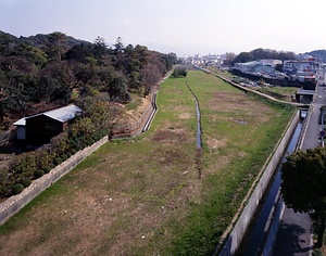 古市古墳群<br />
　古室山古墳<br />
　赤面山古墳<br />
　大鳥塚古墳<br />
　助太山古墳<br />
　鍋塚古墳<br />
　城山古墳<br />
　峯ヶ塚古墳<br />
　墓山古墳<br />
　野中古墳<br />
　応神天皇陵古墳外濠外堤<br />
　鉢塚古墳<br />
　はざみ山古墳<br />
　青山古墳<br />
　蕃所山古墳<br />
　稲荷塚古墳<br />
　東山古墳<br />
　割塚古墳<br />
　唐櫃山古墳<br />
　松川塚古墳<br />
　浄元寺山古墳<br />
　白鳥陵古墳周堤<br />
　仲姫命陵古墳周堤<br />
　安閑天皇陵古墳周堤 ふるいちこふんぐん<br />
　こむろやまこふん<br />
　せきめんやまこふん<br />
　おおとりづかこふん<br />
　すけたやまこふん<br />
　なべづかこふん<br />
　しろやまこふん<br />
　みねがづかこふん<br />
　はかやまこふん<br />
　のなかこふん<br />
　おうじんてんのうりょうこふんがいごうがいてい<br />
　はちづかこふん<br />
　はざみやまこふん<br />
　あおやまこふん<br />
　ばんしょやまこふん<br />
　いなりづかこふん<br />
　ひがしやまこふん<br />
　わりづかこふん<br />
　からとやまこふん<br />
　まつかわづかこふん<br />
　じょうがんじやまこふん<br />
　はくちょうりょうこふんしゅうてい<br />
　なかつひめのみことりょうこふんしゅうてい<br />
　あんかんてんのうりょうこふんしゅうてい