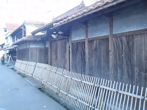 賀茂泉酒造門及び塀 かもいずみしゅぞうもんおよびへい