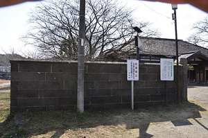 旧御船区裁判所門柱及び塀 きゅうみふねくさいばんしょもんちゅうおよびへい