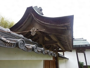 旧真法院塀重門（西宮家住宅塀重門） きゅうしんぽういんへいじゅうもん（にしみやけじゅうたくへいじゅうもん）