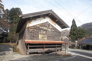 旧山岸家住宅（石川県白山市白峰）<br />
 板蔵 キュウヤマギシケジュウタク<br />
 イタグラ