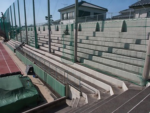 旧制和歌山中学校運動場スタンド（桐蔭高等学校運動場スタンド） きゅうせいわかやまちゅうがっこううんどうじょうすたんど（とういんこうとうがっこううんどうじょうすたんど）