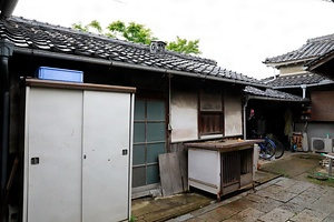 鷹津家住宅厨及び井戸場 たかつけじゅううたくくりやおよびいどば
