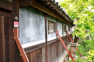鷹津家住宅庭門及び塀 たかつけじゅうたくにわもんおよびへい