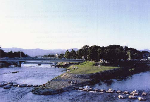 The natural landscape is conserved: near Kamomioya-jinja