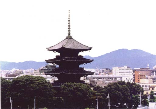 In Kyoto city, the heights of buildings are regulated: Kyo-o-gokoku-ji Gojunoto and urban Kyoto, with Mt.Hiei in the background
