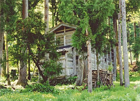 3-18. Ainokura Village: Ikehata House wooden-walled storage building