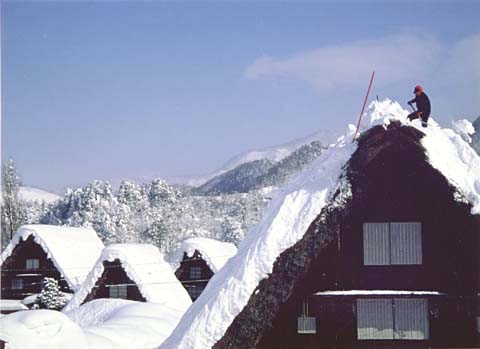 5-5. Snow removal work on the roof, Ogimachi Village