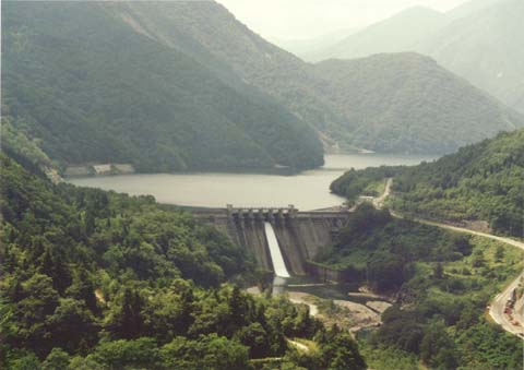 7-5. Disappearance of the Gashho Style: Shirakawa-Mura, Oomaki dam, 1994
